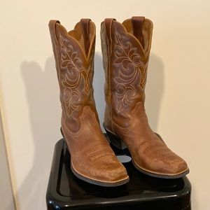 Ariat Women’s Distressed Round Up Western Boot